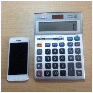 DS-20DTとiPhone5との大きさ比較